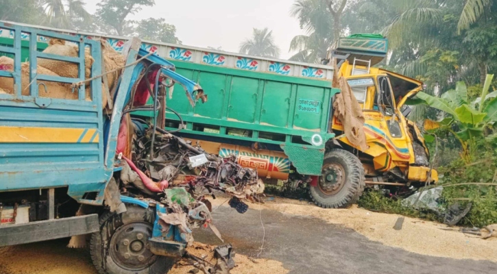 বাগেরহাটে দুই ট্রাকের সংঘর্ষ, প্রাণ গেল একটির চালকের